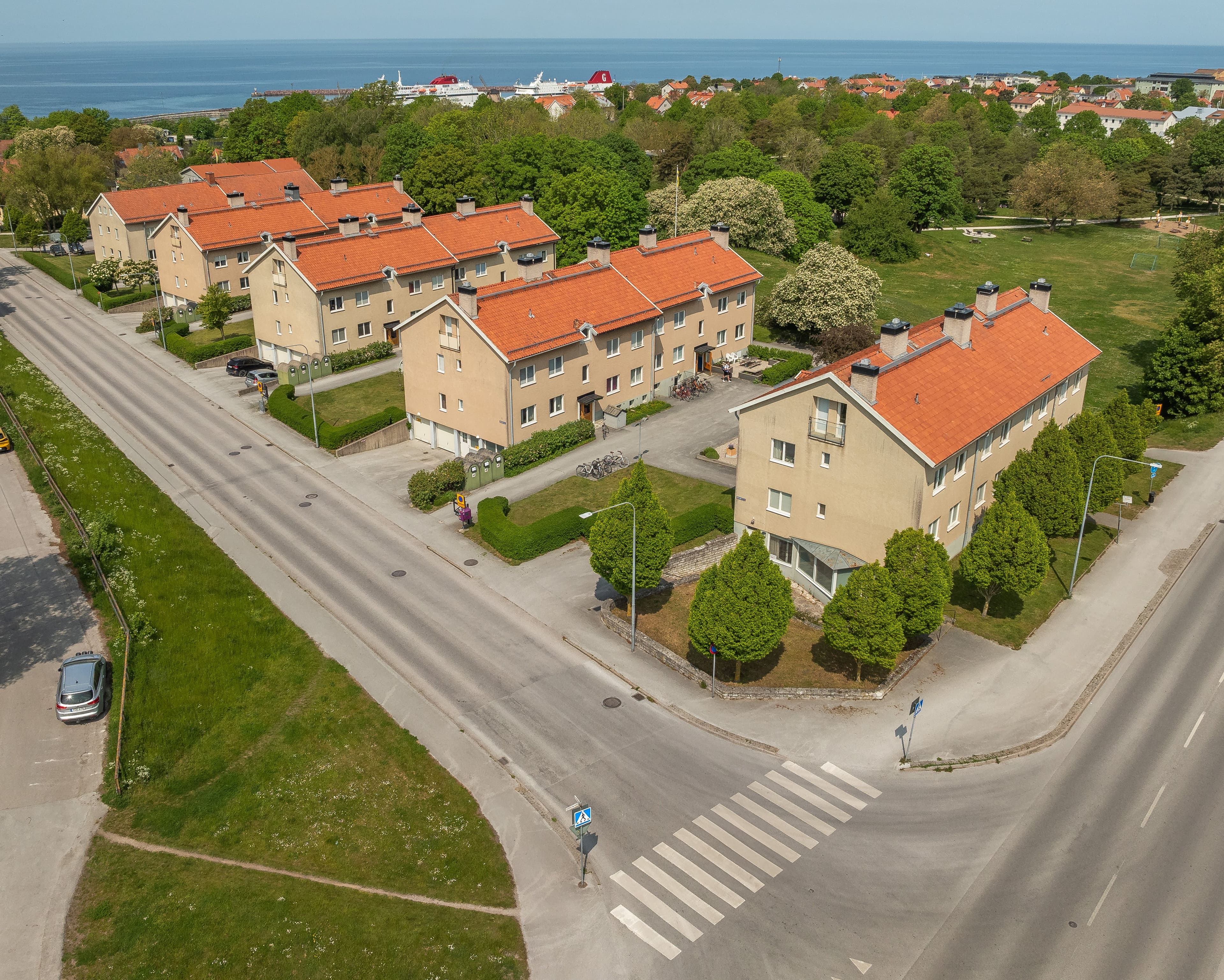 Flervåningshus med balkonger en solig dag